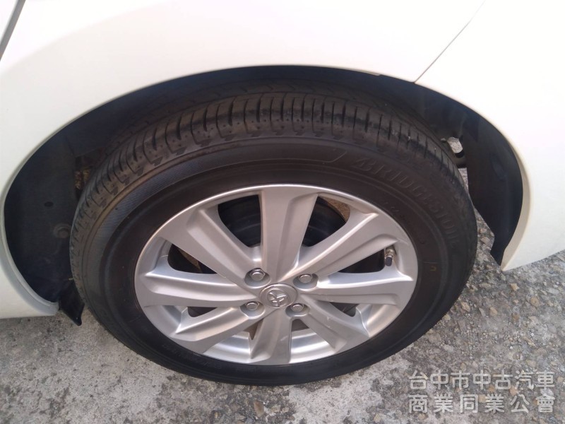 拼俗價  YARIS  17年式  里程只跑7萬  仕女最愛  優質 美車   .....  .            