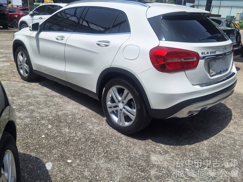 拼俗價  BENZ GLA250  2016年式  最受歡迎 SUV優質美車 ....                 