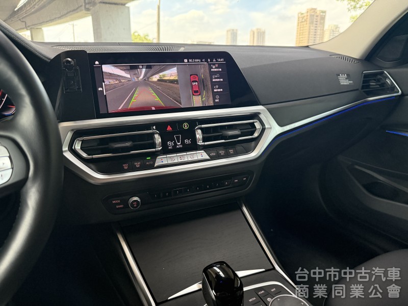 BMW 3-Series Sedan 2022款 318i Luxury 白金極智版 紅色