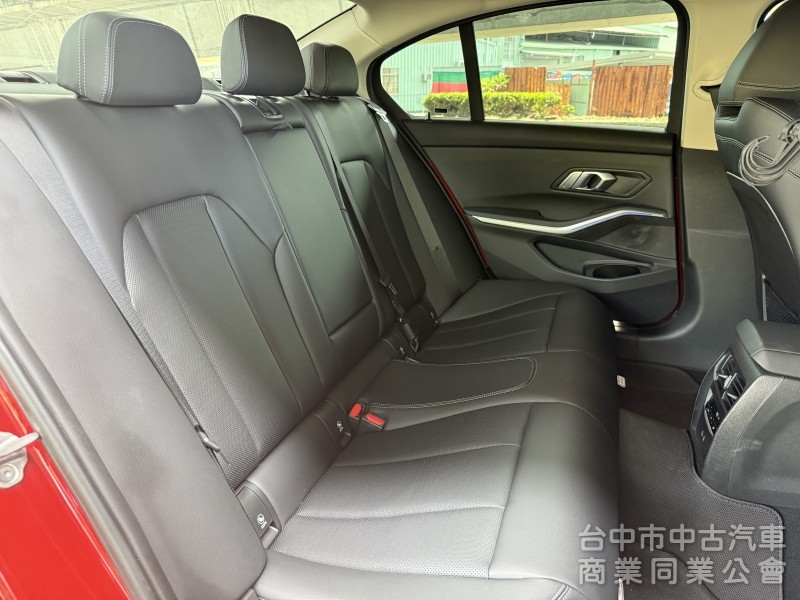 BMW 3-Series Sedan 2022款 318i Luxury 白金極智版 紅色