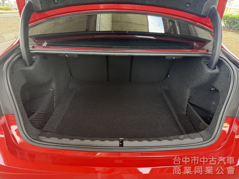 BMW 3-Series Sedan 2022款 318i Luxury 白金極智版 紅色