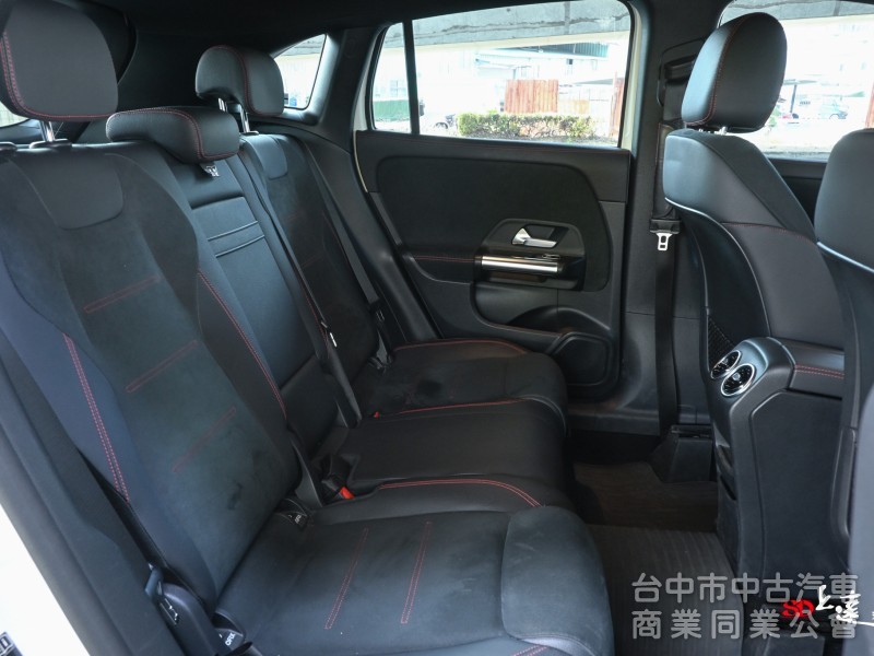 2023 M-Benz GLA 180豪華版