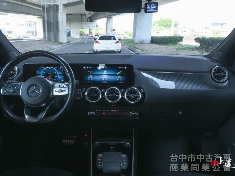 2023 M-Benz GLA 180豪華版