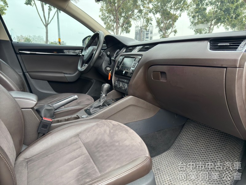 2015年 SKODA 全新改款 Octavia 1.8T汽油渦輪 Combi旅行車