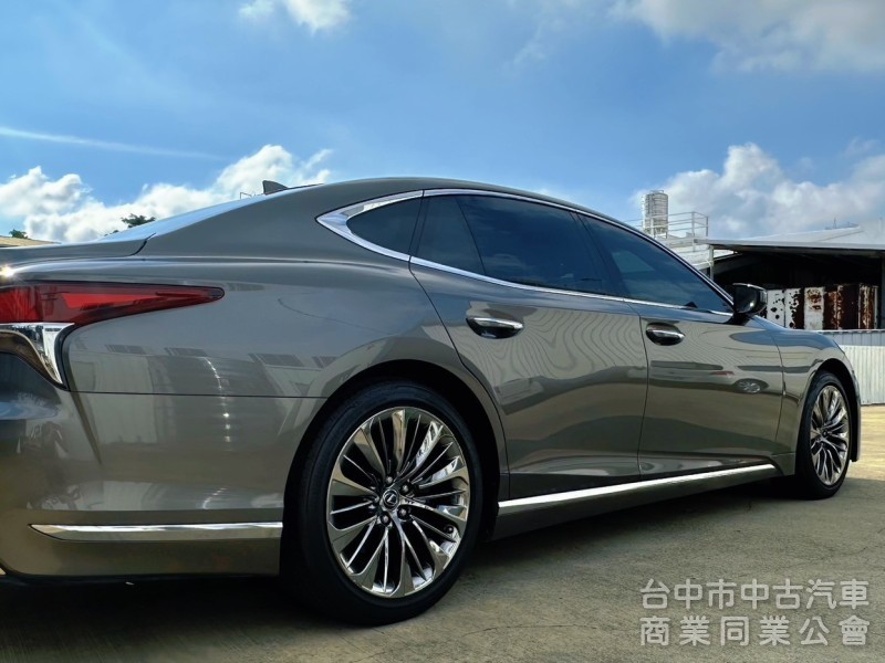 LS500 旗艦版  雙渦輪 後座電視影音 氣動按摩座椅 20吋鍍鉻霧黑鋁