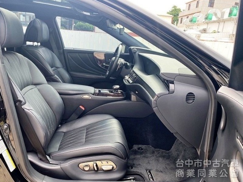 LS500 旗艦版  雙渦輪 後座電視影音 氣動按摩座椅 20吋鍍鉻霧黑鋁