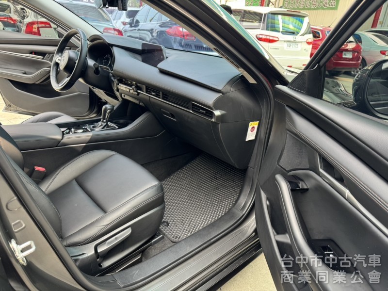 鑫華富汽車 Mazda 3