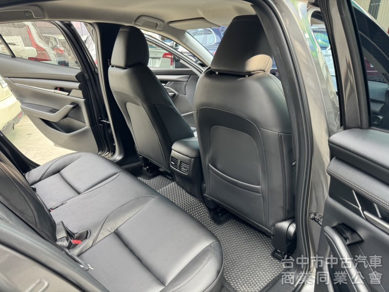 鑫華富汽車 Mazda 3